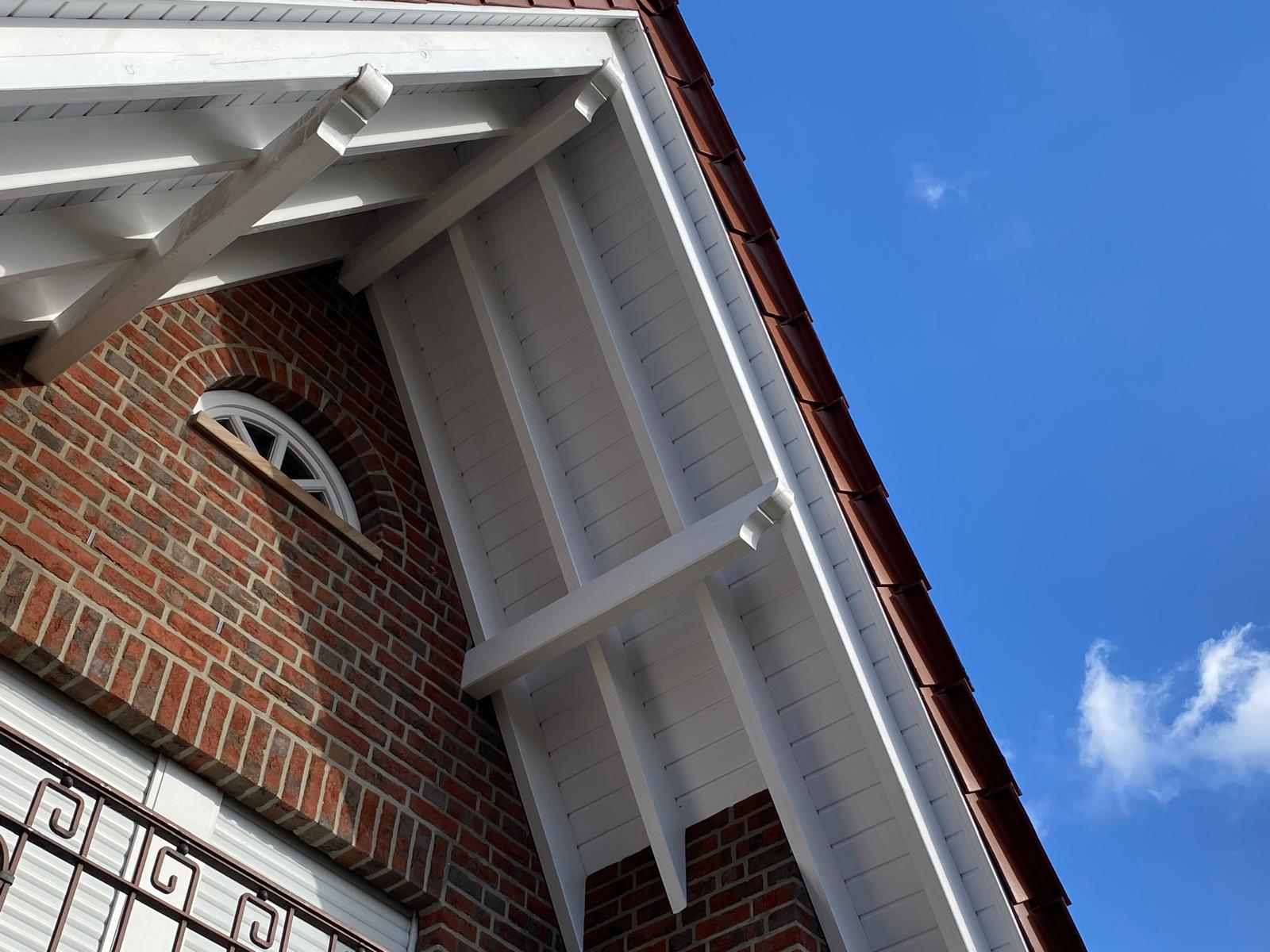 Gereinigte Details am Dach&uuml;berstand.